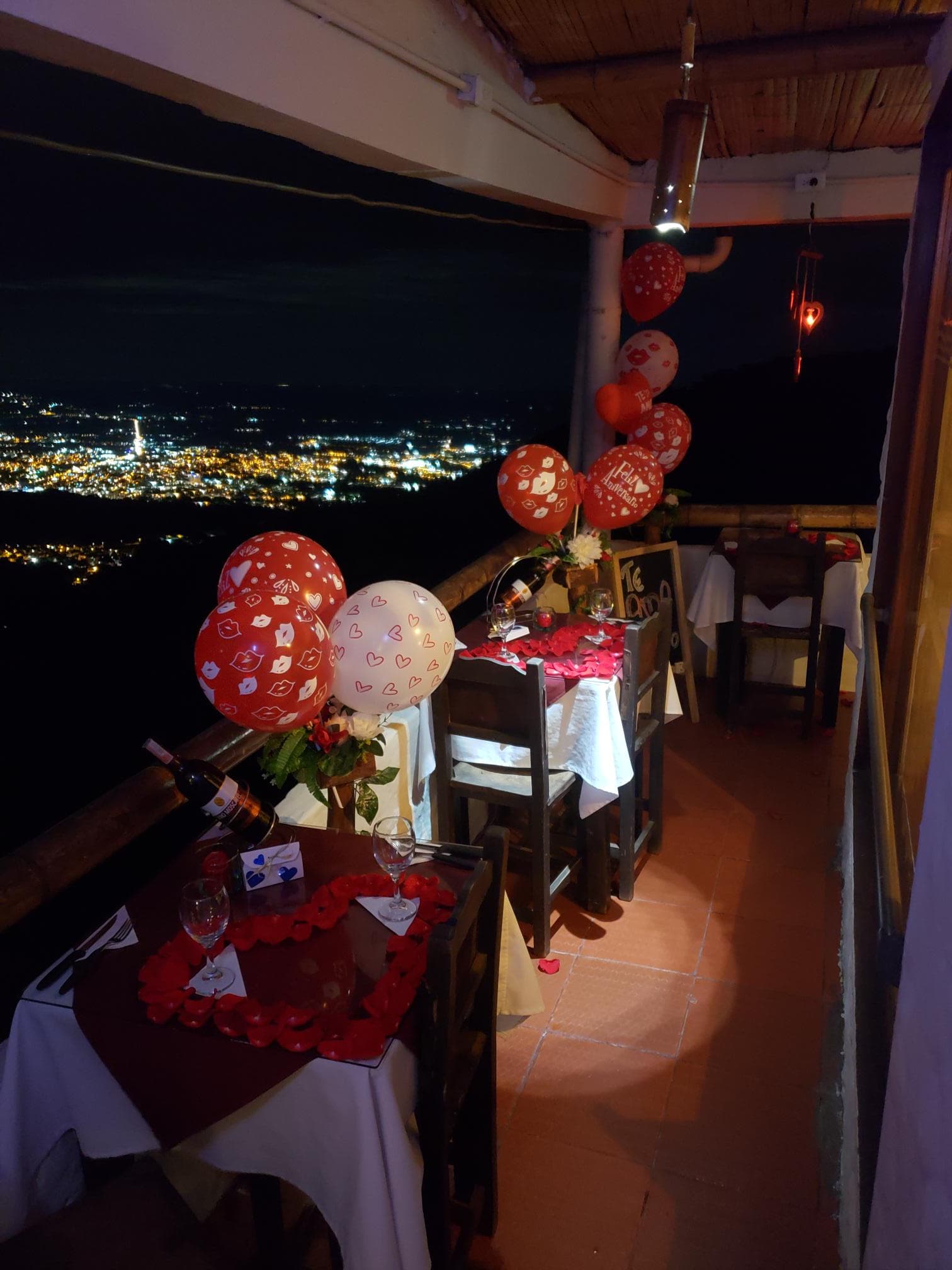 mirador con varias cenas romanticas
